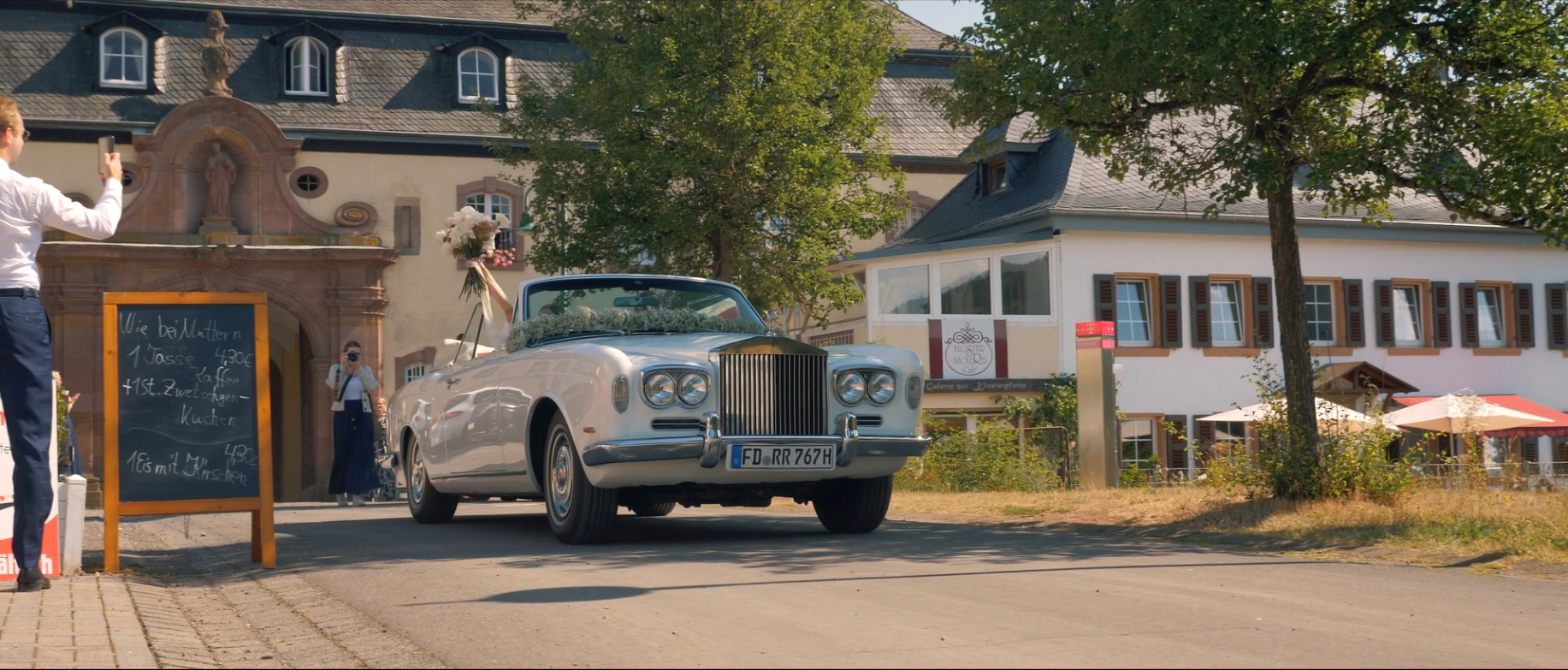 Brautpaar fährt im Oldtimer