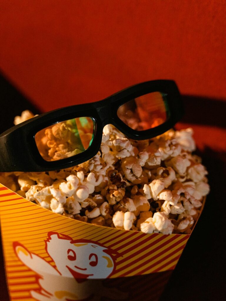 Tüte Kinopopcorn mit Brille 